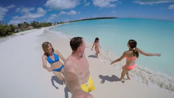 Familia en la playa filmando autorretrato — Vídeos de Stock