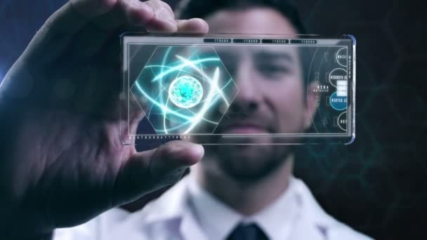 Чоловічий вчений з використанням технології сенсорного екрану — стокове відео