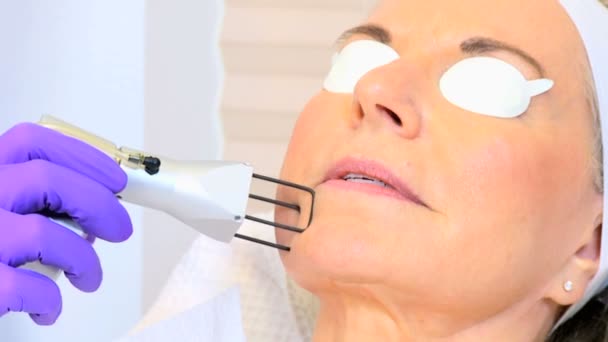 Cosmetic surgeon performing facial treatment — Stock Video