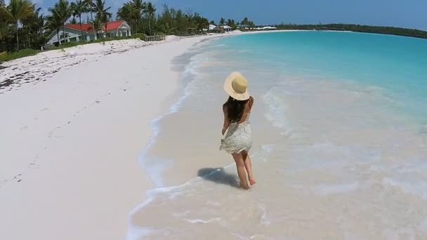 Китаянка босиком гуляет по пляжу — стоковое видео