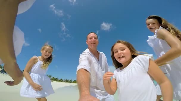 Família caucasiana fazendo auto vídeo retrato — Vídeo de Stock