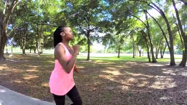 Afrikanische Amerikanerin joggt im Park — Stockvideo