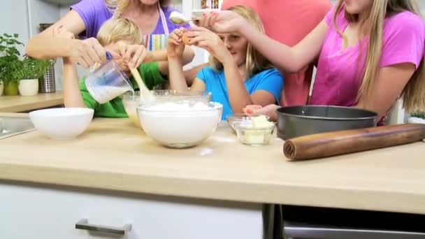 Padres e hijos haciendo pastel juntos — Vídeo de stock