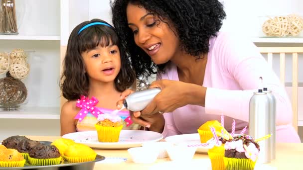 Moeder met haar dochter cupcakes maken — Stockvideo