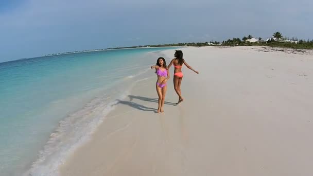 Многоэтнические девушки веселятся на пляже — стоковое видео
