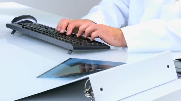 Caucasico medico di sesso maschile che lavora sul computer — Video Stock