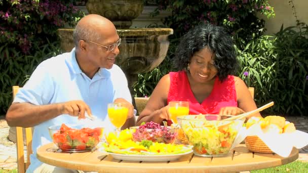 Pensionerad etniska par njuter av hälsosam lunch — Stockvideo