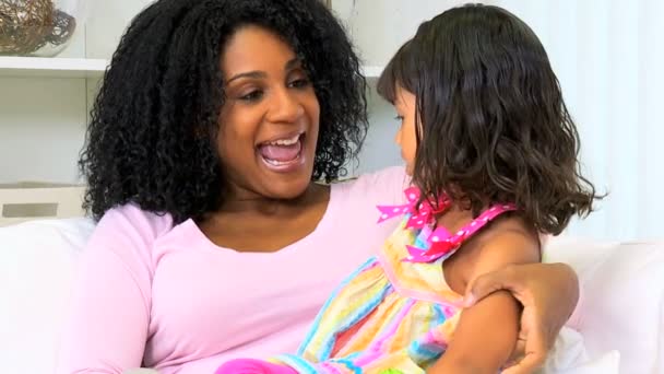 Anne ile kızı evde oynamak — Stok video