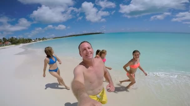 Family on beach filming self portrait — Stock Video