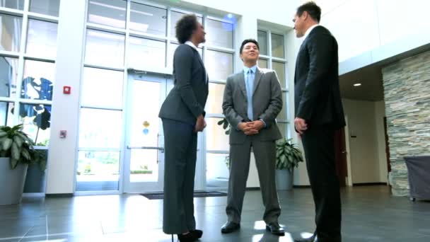 Multi-etnische zakenmensen in kantoorgebouw — Stockvideo