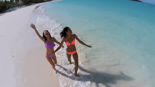 Multi ragazze etniche divertirsi sulla spiaggia — Video Stock