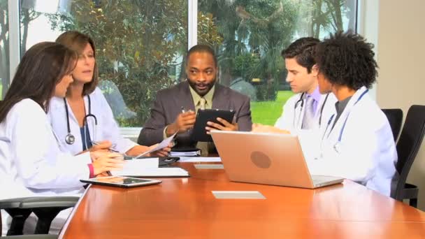 Consultores médicos que têm reunião na sala de reuniões — Vídeo de Stock