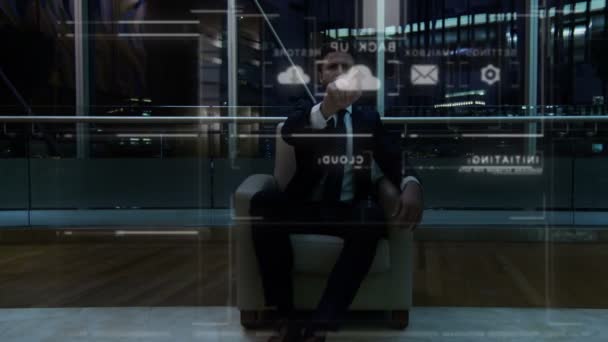 Homme d'affaires utilisant la technologie d'écran tactile moderne — Video