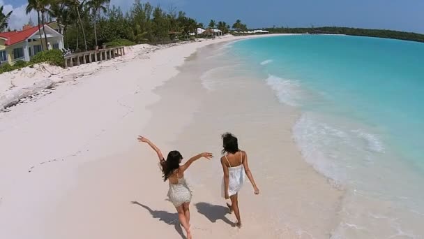 Chicas multiétnicas divirtiéndose en la playa — Vídeos de Stock