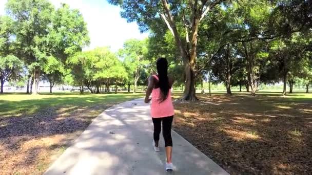 Femme jouissant de puissance marche dans le parc — Video