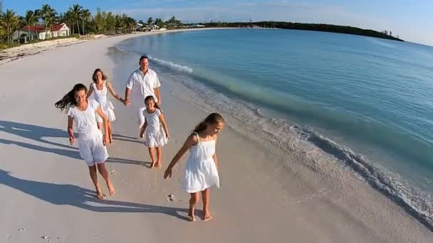 모래 해변에 산책 하는 백인 가족 — 비디오