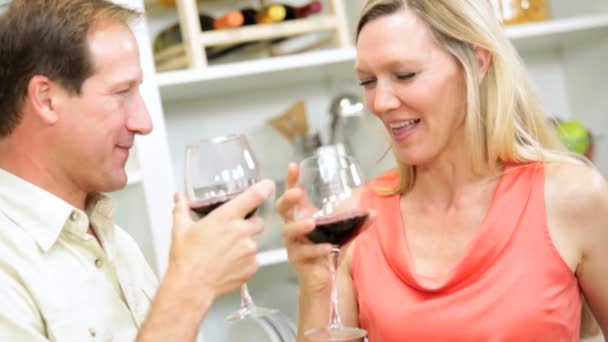 Pareja en la cocina con vino — Vídeos de Stock