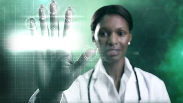 Medico femminile che utilizza la tecnologia touchscreen — Video Stock