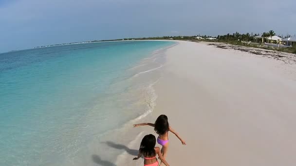 Multi etniczne dziewczyny zabawy na plaży — Wideo stockowe