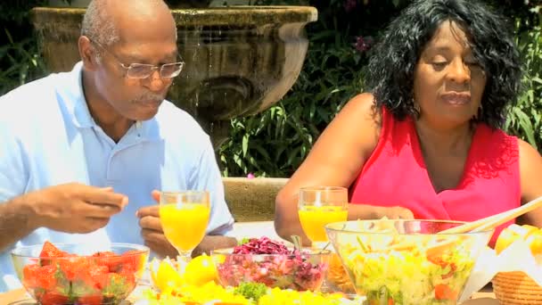 Voormalig etnische paar genieten van gezonde lunch — Stockvideo