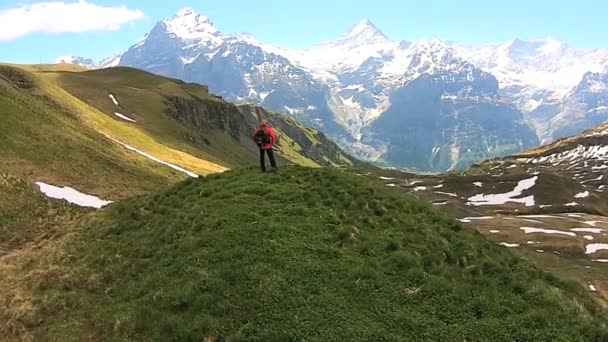 Touristin in den Bergen in den Grindelwalder Alpen — Stockvideo