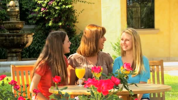 Parents avec des filles adolescentes au jardin à la maison — Video