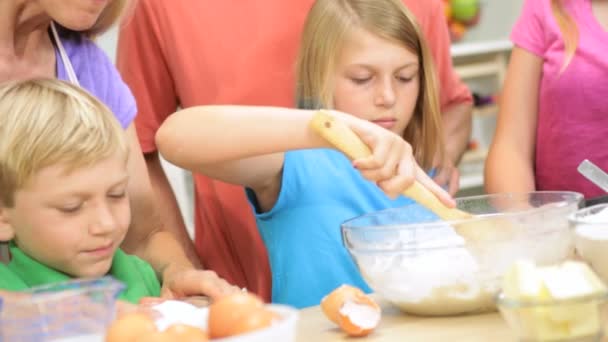 Parents and children making cake together — Stock Video