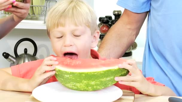 Parents et enfants partageant la pastèque — Video