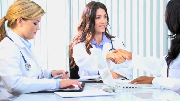 Mujeres consultoras médicas reunidas en la sala de juntas — Vídeos de Stock