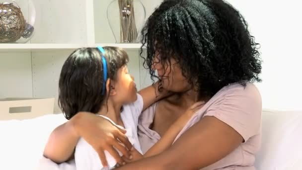 自宅で再生彼女の娘を持つ母 — ストック動画