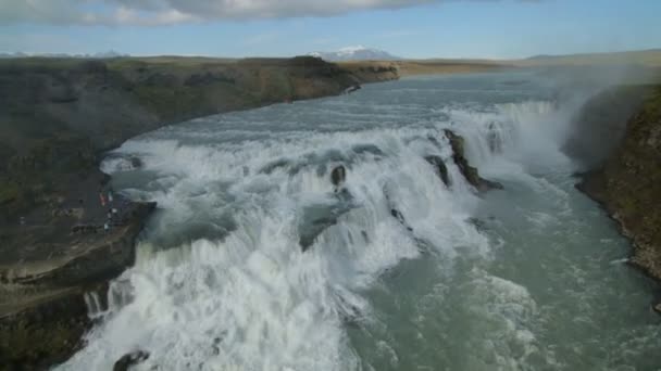 在冰岛的美丽泡汤瀑布。 — 图库视频影像