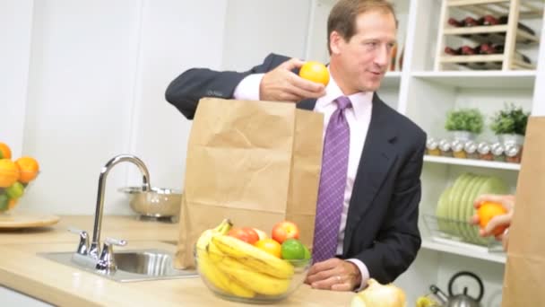 Esposo y esposa desempacando bolsas — Vídeos de Stock