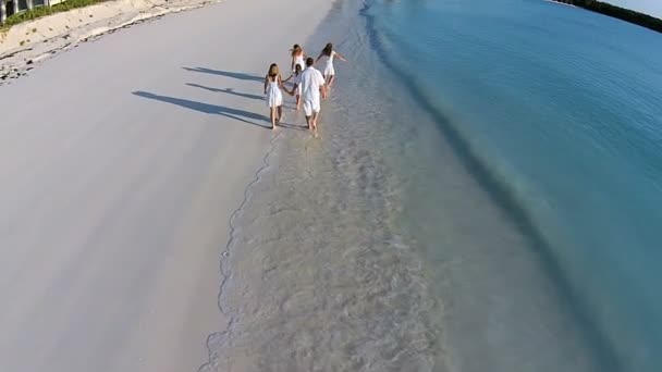 Familia caucásica caminando en la playa de arena — Vídeos de Stock