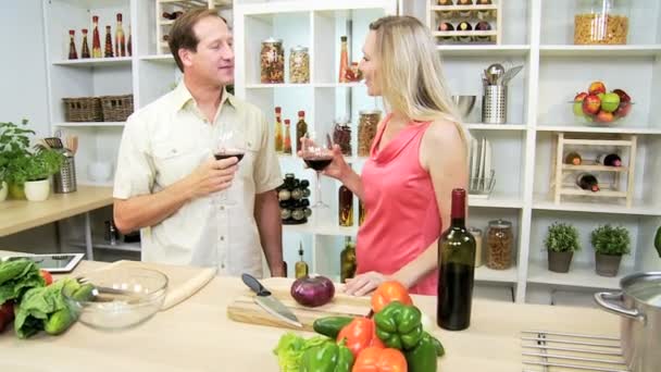 Casal na cozinha com vinho — Vídeo de Stock