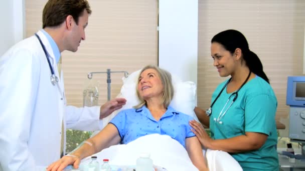 Paciente femenina que recibe tratamiento médico — Vídeo de stock