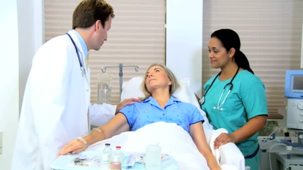 Пациентка получает медицинскую помощь — стоковое видео