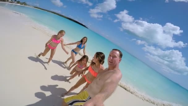 Familie op strand filmen zelfportret — Stockvideo