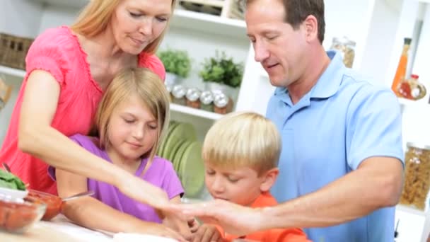 Famiglia in cucina preparare la pizza — Video Stock