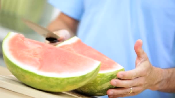 Father slicing watermelon for children — Stock Video