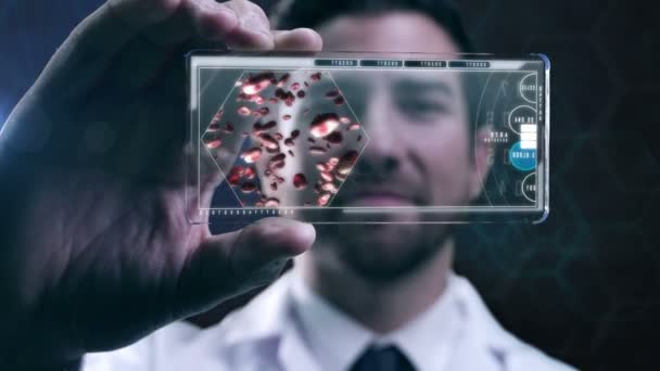Cientista masculino usando display de tecnologia touchscreen — Vídeo de Stock