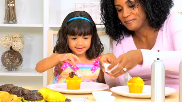 Anne ile kızı kek pişirdiğini — Stok video