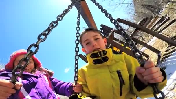 Çocuk açık salıncak parkında oynarken — Stok video