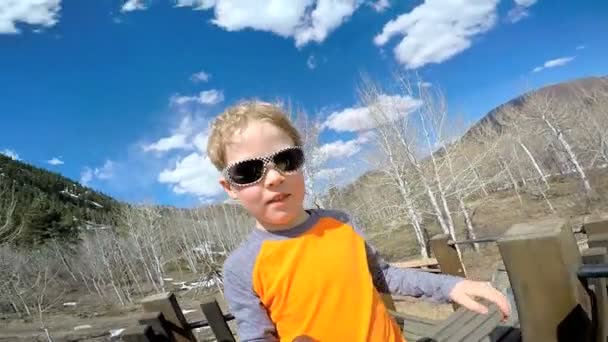 Niño divirtiéndose en el parque infantil — Vídeo de stock