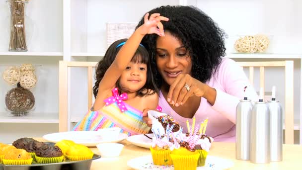 Moeder met haar dochter cupcakes maken — Stockvideo