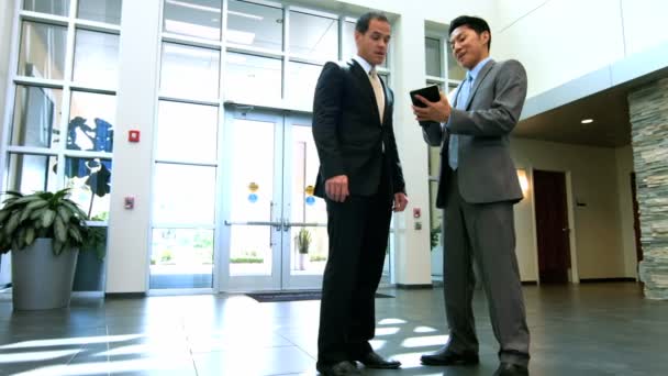 Hommes d'affaires multiethniques dans un immeuble de bureaux — Video