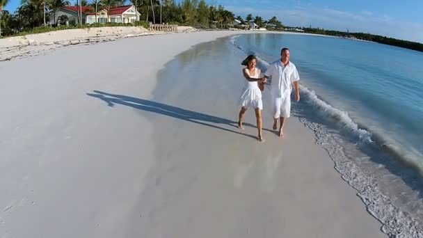 Couple caucasien marchant sur la plage de sable fin — Video