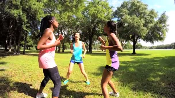 Chicas multiétnicas disfrutando de fitness en el parque — Vídeo de stock