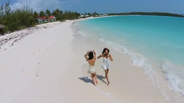 Multi etnické dívky baví na pláži — Stock video
