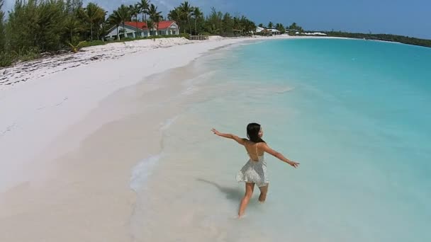 Chinesisches Mädchen barfuß am Strand — Stockvideo