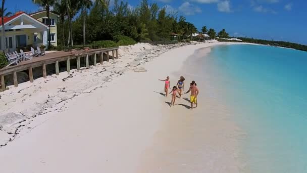 Familia caucásica caminando en la playa de arena — Vídeo de stock